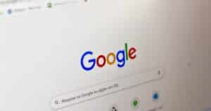 Pantalla de ordenador mostrando una búsqueda en Google